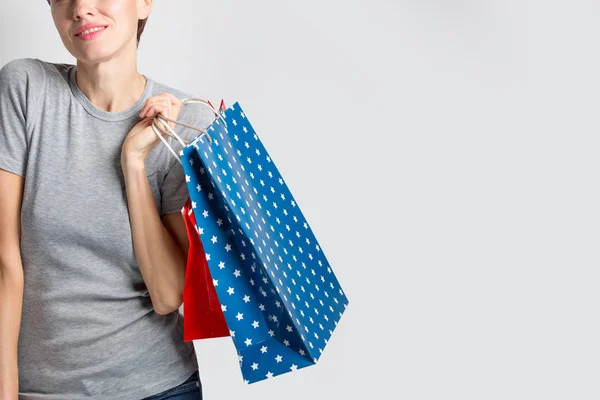 Hermosa Mujer Compras Con Bolsas Aisladas Sobre Fondo Blanco Espacio —  Fotos de Stock