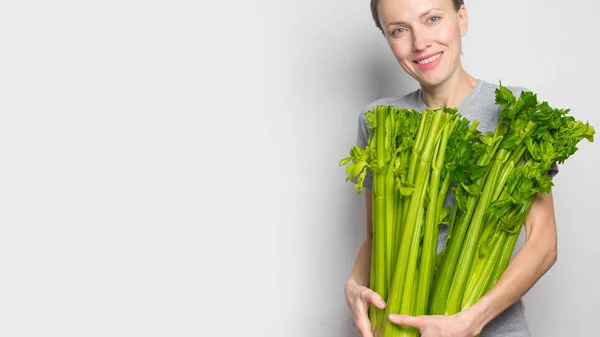 Elinde Yeşil Taze Kereviz Tutan Bir Kadın Sağlıklı Beslenme Vejetaryen — Stok fotoğraf