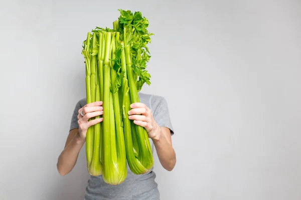 Elinde Yeşil Taze Kereviz Tutan Bir Kadın Sağlıklı Beslenme Vejetaryen — Stok fotoğraf
