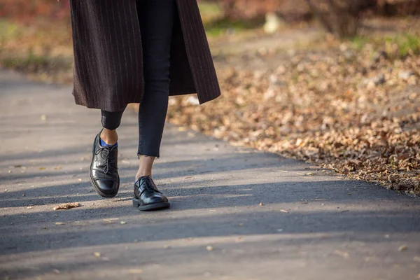 Närbild Ben Fashionabla Kvinna Bär Svarta Skor Och Brun Rock — Stockfoto