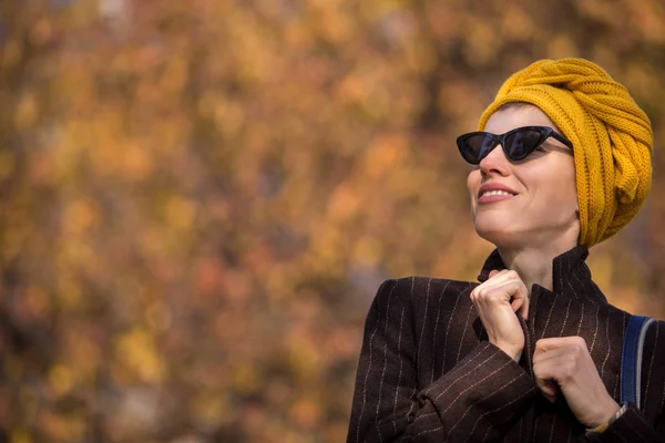 Portret Van Een Stijlvolle Vrouw Zonneschijn Sjaal Het Hoofd Wandelen — Stockfoto