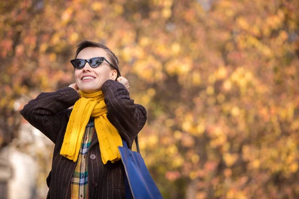 Молодая Стильная Женщина Прогуливается Осеннему Парку — стоковое фото