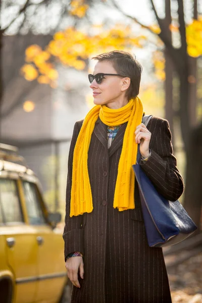 Красивая Осенняя Женщина Модных Солнцезащитных Очках Пальто Желтый Шарф Улице — стоковое фото