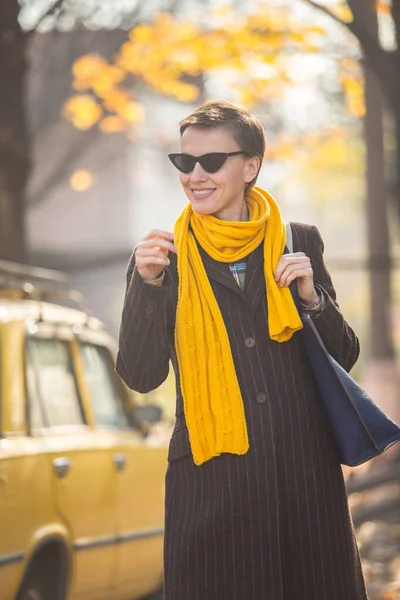 Piękna Jesienna Kobieta Modnych Okularach Przeciwsłonecznych Płaszczu Żółtym Szaliku Ulicy — Zdjęcie stockowe