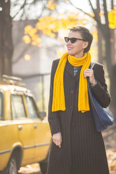 Piękna Jesienna Kobieta Modnych Okularach Przeciwsłonecznych Płaszczu Żółtym Szaliku Ulicy — Zdjęcie stockowe