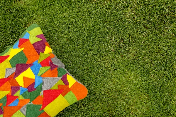 Färgglada Handgjorda Kudde Över Grönt Gräs Bakgrund — Stockfoto