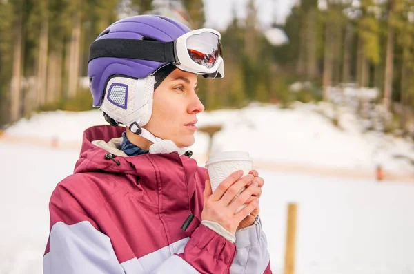 Sport Ontspanning Jonge Vrouw Die Warme Thee Drinkt Terwijl Rust — Stockfoto