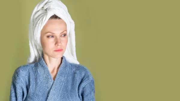 頭の上にタオルをかけた美しい女性の写真 — ストック写真