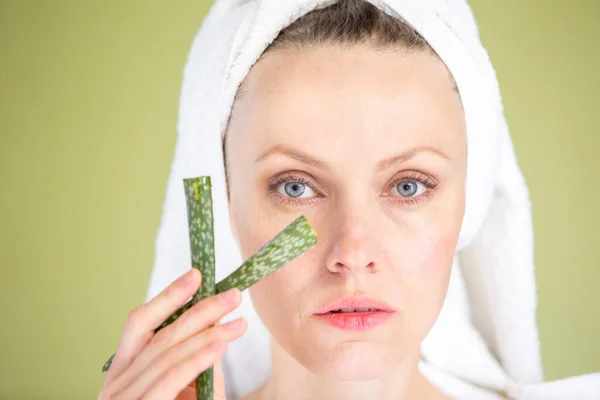 肌が澄んで緑のアロエの葉を持つ女性 — ストック写真