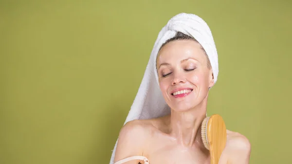 Young Woman Towel Bathroom Holding Massage Brush Green Olive Background — Stock Photo, Image