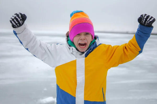 Jongen Die Buiten Speelt Winterse Omgeving Winteractiviteiten Voor Kinderen — Stockfoto