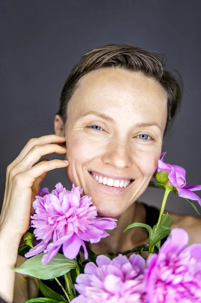 Bella Donna Ritratto Con Peonia Bellezza Naturale Freschezza Tenera — Foto Stock