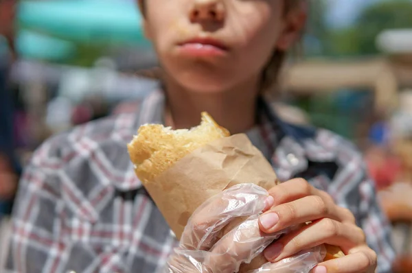 Hungry Teenager Eating Hot Dog Outdoors Focus Hand Fingers — Stock Photo, Image