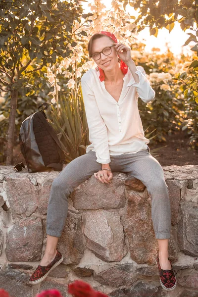 Glücklich Fröhliche Junge Frau Mit Natürlichem Make Weißer Bluse Rotem — Stockfoto