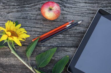 Evde online ödev eğitimi, karantina sırasında sosyal mesafe, kendini izole etme, çevrimiçi eğitim konsepti, evde eğitim.