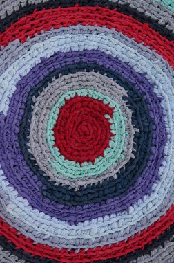 Renkli örgü halılar kullanılmış gömlekler, geri dönüşüm konsepti