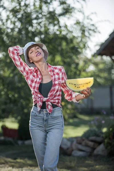 Vacker Kvinna Äter Saftigt Gul Vattenmelon Bär Casual Kläder Grön — Stockfoto