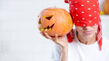 Balkabaklı bir kadının olağandışı komik görüntüsü. 2020 Cadılar Bayramı 'nın kutlaması tıbbi maske konseptiyle