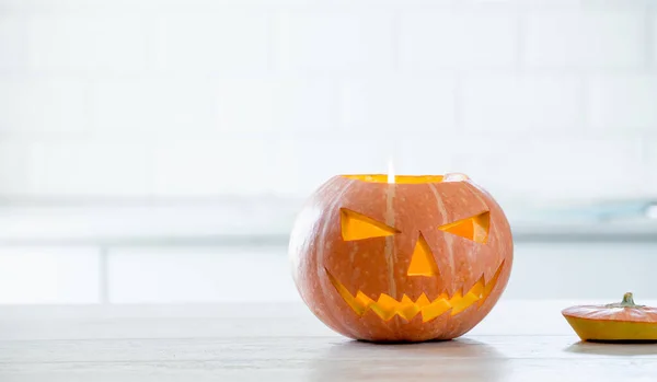 Abóbora Halloween Laranja Com Rosto Esculpido Cozinha Branca Decoração Férias — Fotografia de Stock