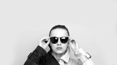 Paltolu zarif bir bayan.