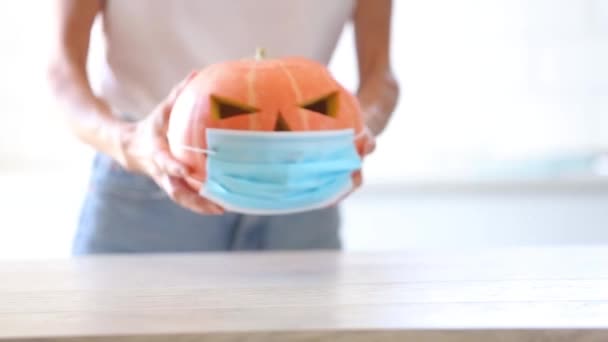 Cadılar Bayramını Tıbbi Maske Konseptiyle Kutluyoruz Beyaz Mutfakta Maskeli Bir — Stok video