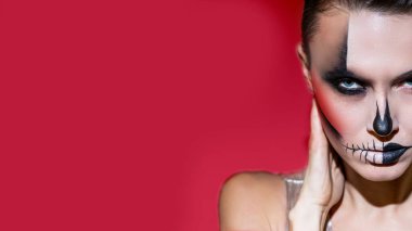 Cadılar Bayramı Güzel Kadın Parlak Siyah Cadılar Bayramı Makyajı İzole Kırmızı Arkaplan