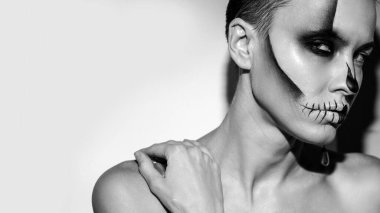 Cadılar Bayramı Güzel Kadın Parlak Siyah Cadılar Bayramı Makyajı Gri Arkaplan