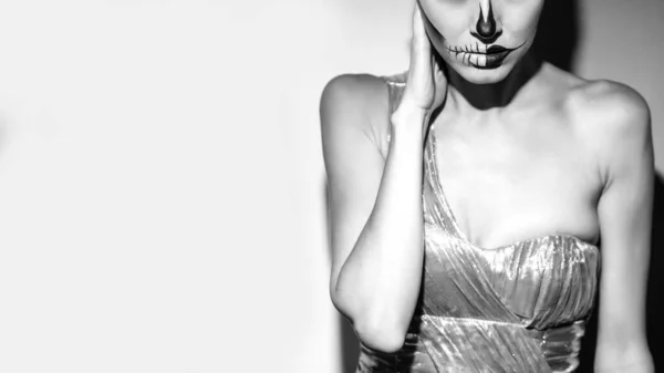 Halloween Krásná Žena Jasný Černý Halloween Makeup Izolované Šedé Pozadí — Stock fotografie