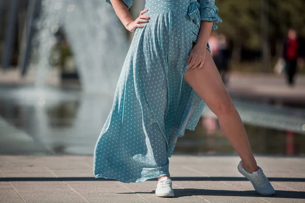 Pernas Femininas Tênis Vestido Azul Rua — Fotografia de Stock