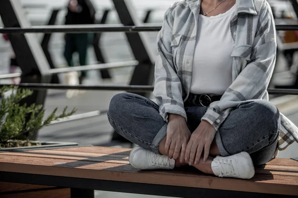 Person Som Sitter Bänken Nera Havet — Stockfoto