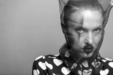 Olağanüstü görünüşlü genç ve çekici bir kadın. gayri resmi