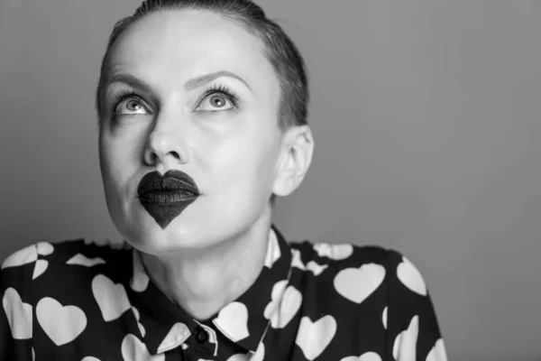 Mooie Jonge Vrouw Met Ongewone Make Zwart Hart Lippen Zwart — Stockfoto
