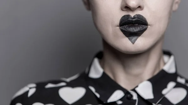 Belle Jeune Femme Maquillage Insolite Coeur Noir Sur Les Lèvres — Photo