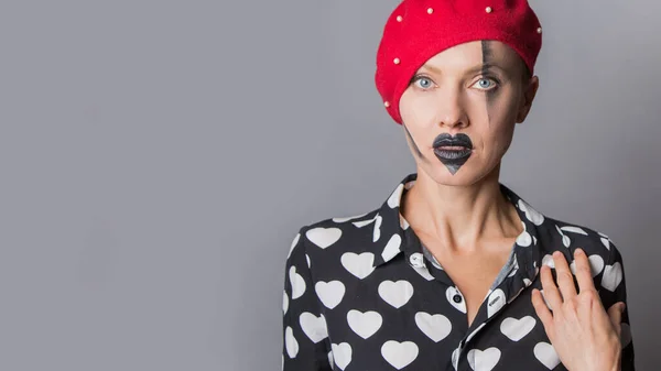 Vacker Kvinna Med Ovanlig Makeup Bär Röd Hatt Över Grå — Stockfoto