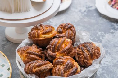 Zarif sunumlu fırında çörekler. Güzel yemek fotoğrafçılığında zanaatkâr çörekler. Tarif illüstrasyonu, pişirme dersleri, ev yapımı temalar için mükemmel.