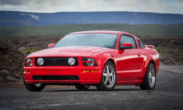 風景の背景を持つ赤いアメリカン スポーツカー — ストック写真