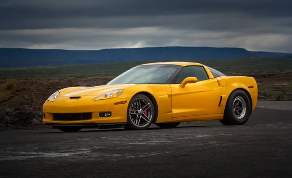 Amarelo Carro Esportivo Americano Com Fundo Paisagem — Fotografia de Stock