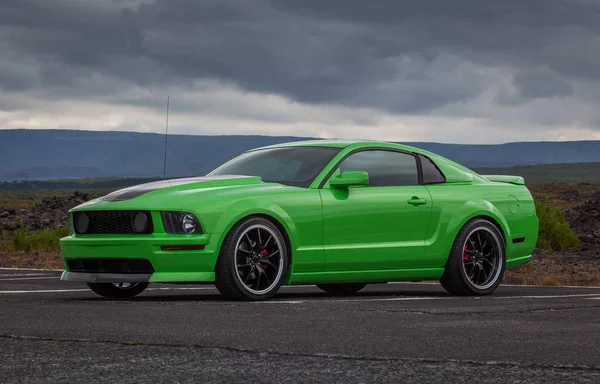 Grüner Amerikanischer Sportwagen Mit Landschaftlichem Hintergrund lizenzfreie Stockbilder