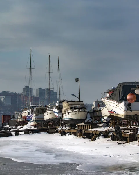 Yatlar kış ayında Vladivostok donmuş deniz kıyısında