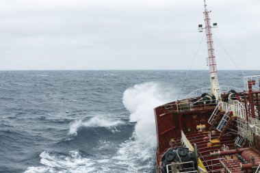 Gemi küçük bir fırtına sırasında rulo