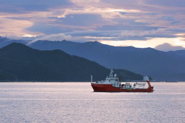 Gemi fırtınadan sonra otoparkta kırmızıdır