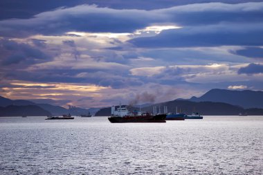 Kara fırtına gökyüzü karşı RAID gemilerde