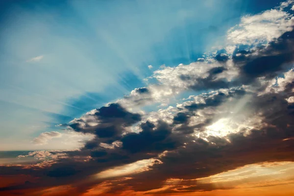 Céu Nublado Com Raios Sol Pôr Sol — Fotografia de Stock