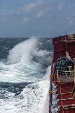 fırtınalı denizde gemisi
