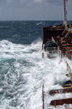 bir fırtına sırasında dalgalar gemiyi sel
