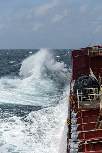 fırtınalı denizde gemisi