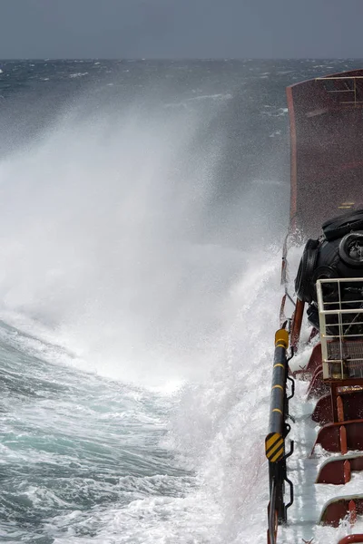 Salpicos Ondas Tempestade Batendo Contra Navio — Fotografia de Stock