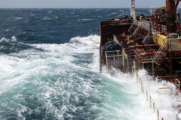 Onda Tempestade Inunda Convés Navio — Fotografia de Stock