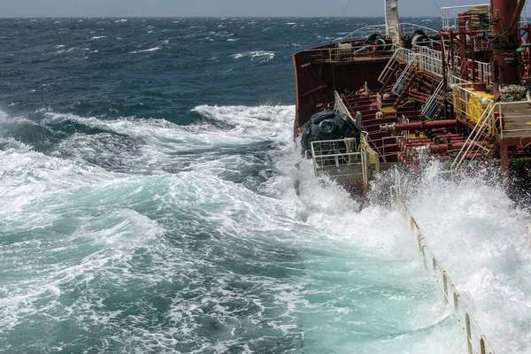 Zee Storm Golf Overstromingen Het Dek Van Het Schip — Stockfoto