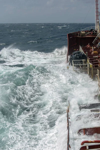 Gemi Fırtına Dalgaları Sel — Stok fotoğraf